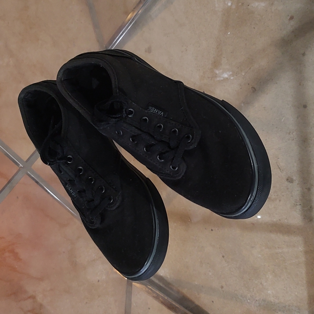 All black authentic no slip Vans🖤
